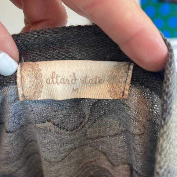 Altered state, camo, thin, cropped sweatshirt, size medium, elastic at bottom - Picture 3 of 4